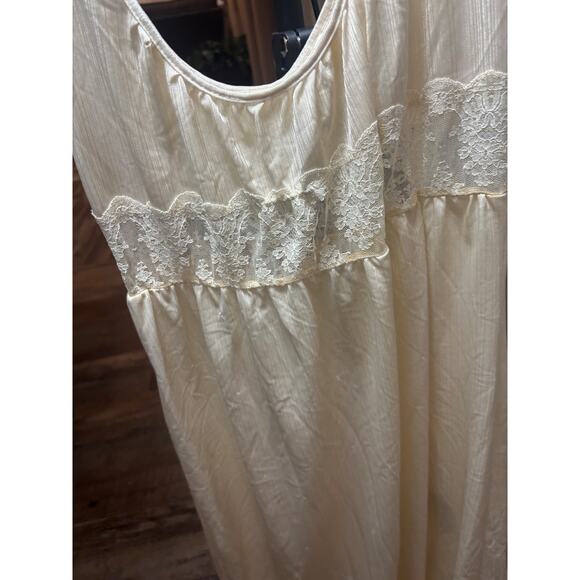 Vintage Ivory Nylon Lace Trim Nightgown / Slip Dress – Made in USA – Size M - Picture 3 of 6